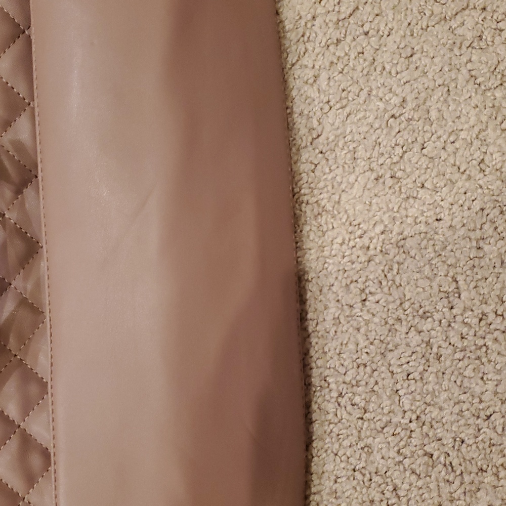 BEBE , Elegant Quilted Shoulder Bag - Picture 4 of 9